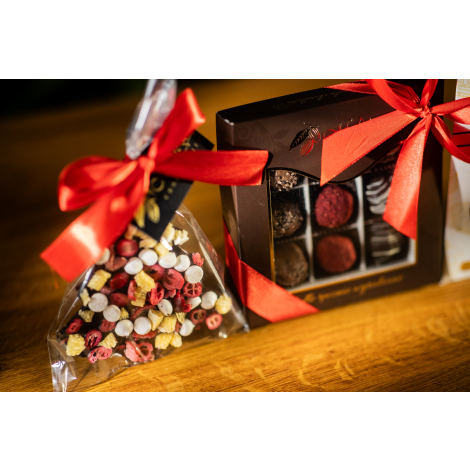 Świąteczny zestaw prezentowy z truflami i choinką z gorzkiej czekolady